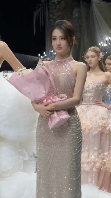 徐璐最牛的地方就是在一群高鼻深目，身材颀长窈窕的“洋娃娃”中能突围而出，她居然没