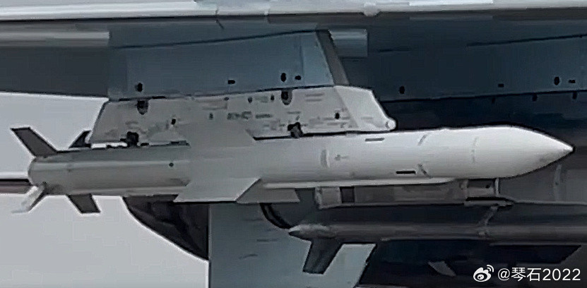 俄罗斯新型空空导弹在R77基础上改进而来，主动相控阵导引头、双脉冲发动机，格栅尾