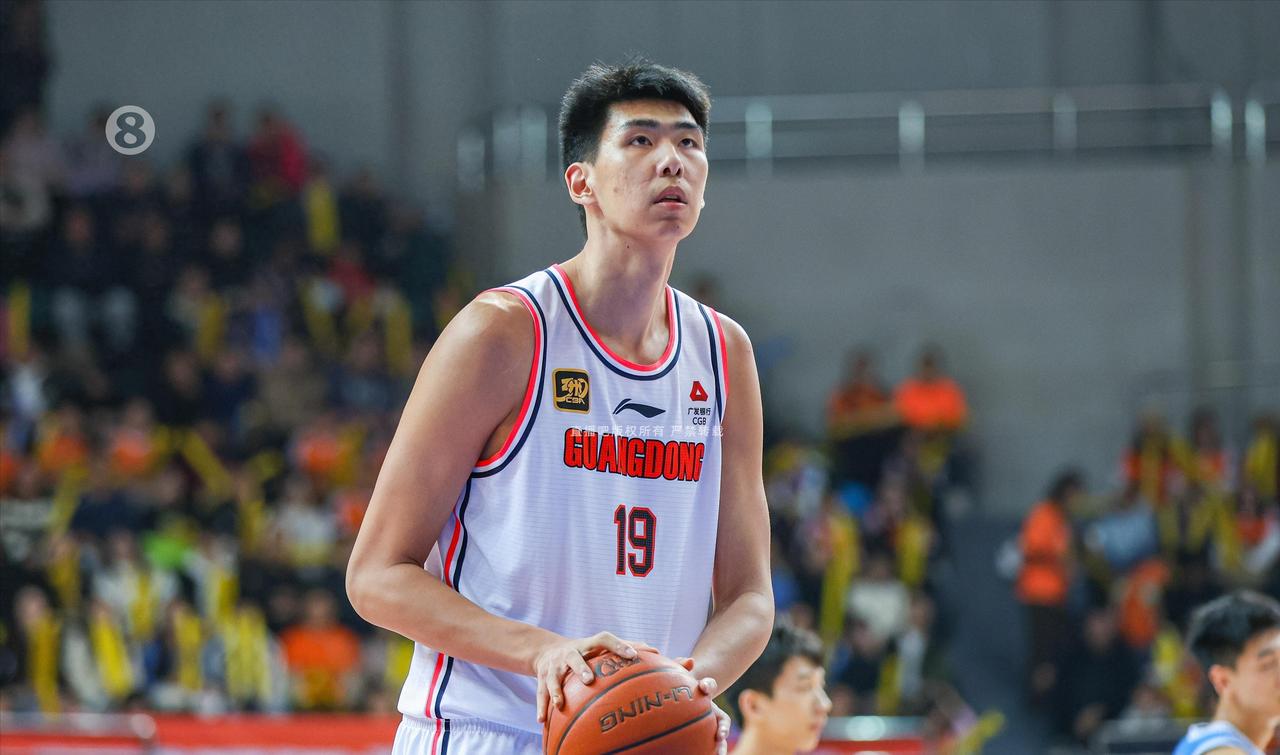 徐昕归队反转！在东莞主场的比赛中，徐昕拿下13分11个篮板，数据远超对手王少杰