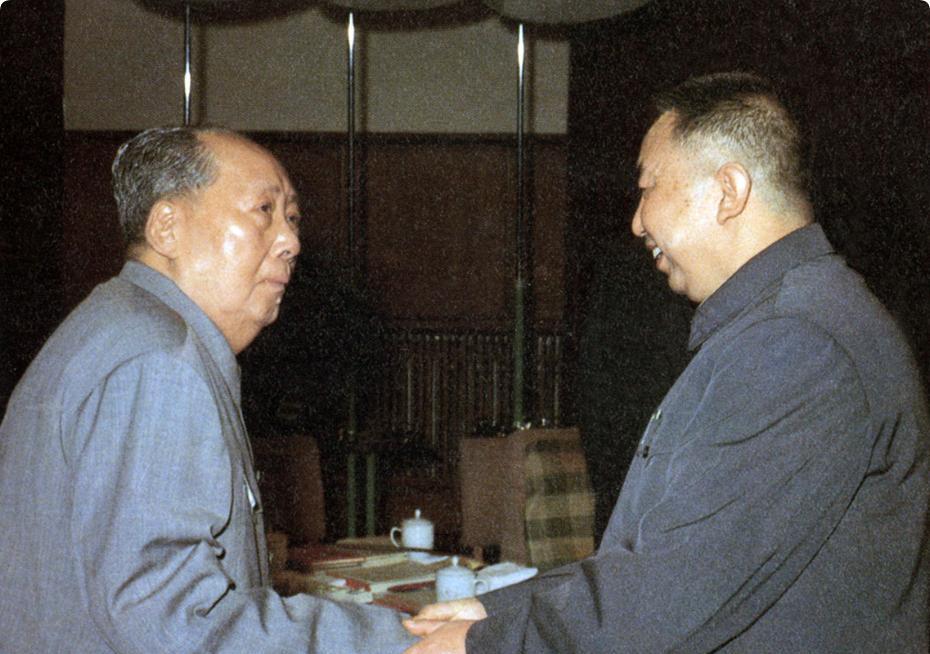 1967年9月18日，毛主席对华国锋张春桥等人说：大多数的干部要教育，极少数是坏