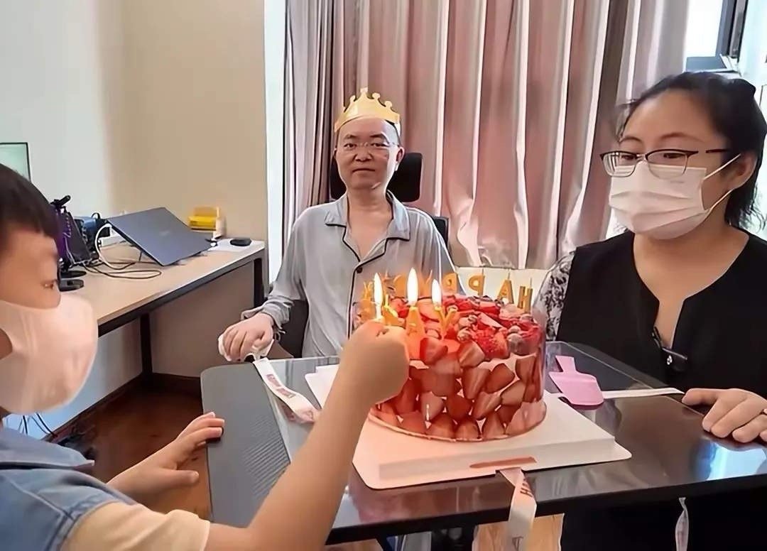 蔡磊抗渐冻症6年妻儿为他过47岁生日蔡磊与渐冻症抗争6年妻儿为其庆生5月25