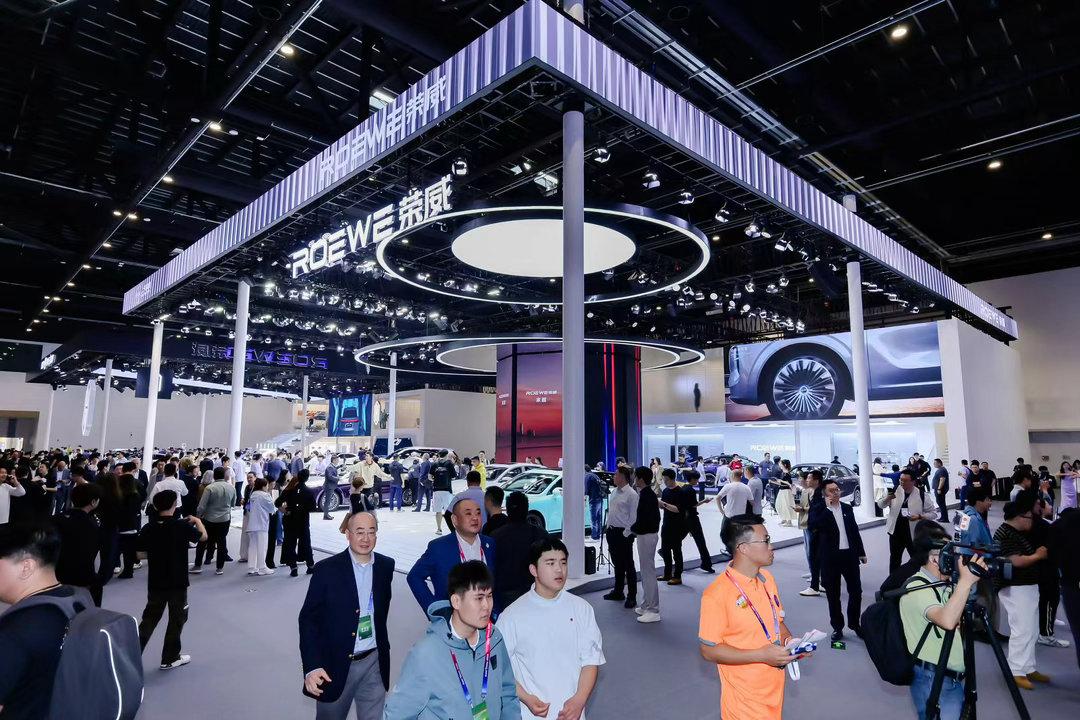 车展除了新车还有什么好看？车模？啊呸！当然是看不同厂商高管之间的串场！从中，我们