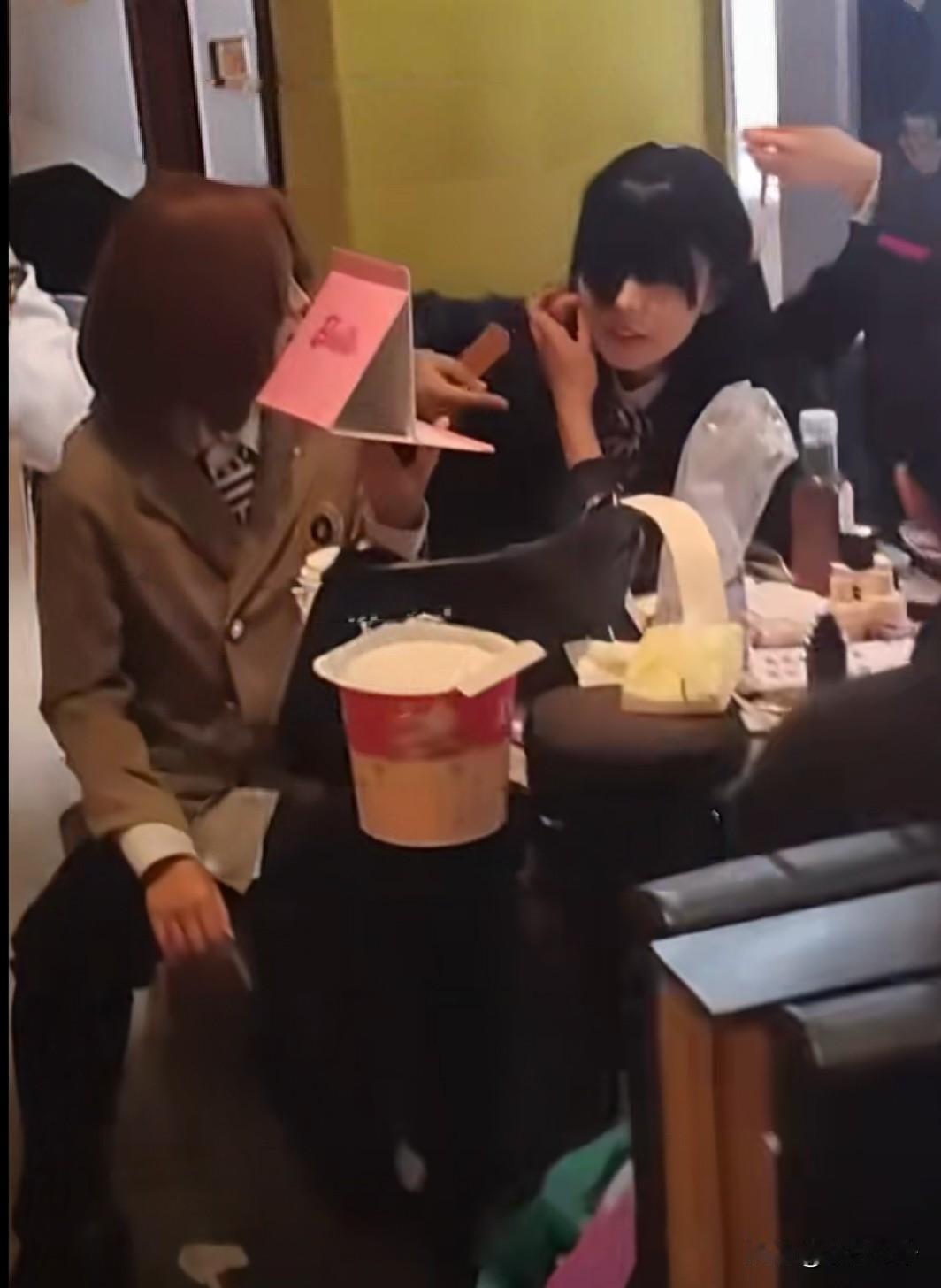 最近大连除了星海广场照相那个事挺出名之外，最近就是大连某麦当劳餐厅禁止化妆的事，