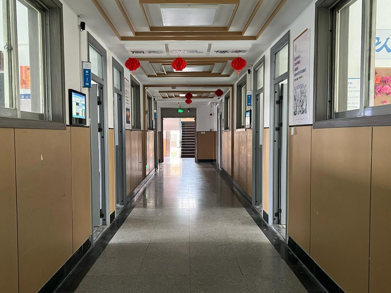 寒假前的温暖守护：民办高中期末工作安排昨天晚上，学校召开干部会议，安排期末各项