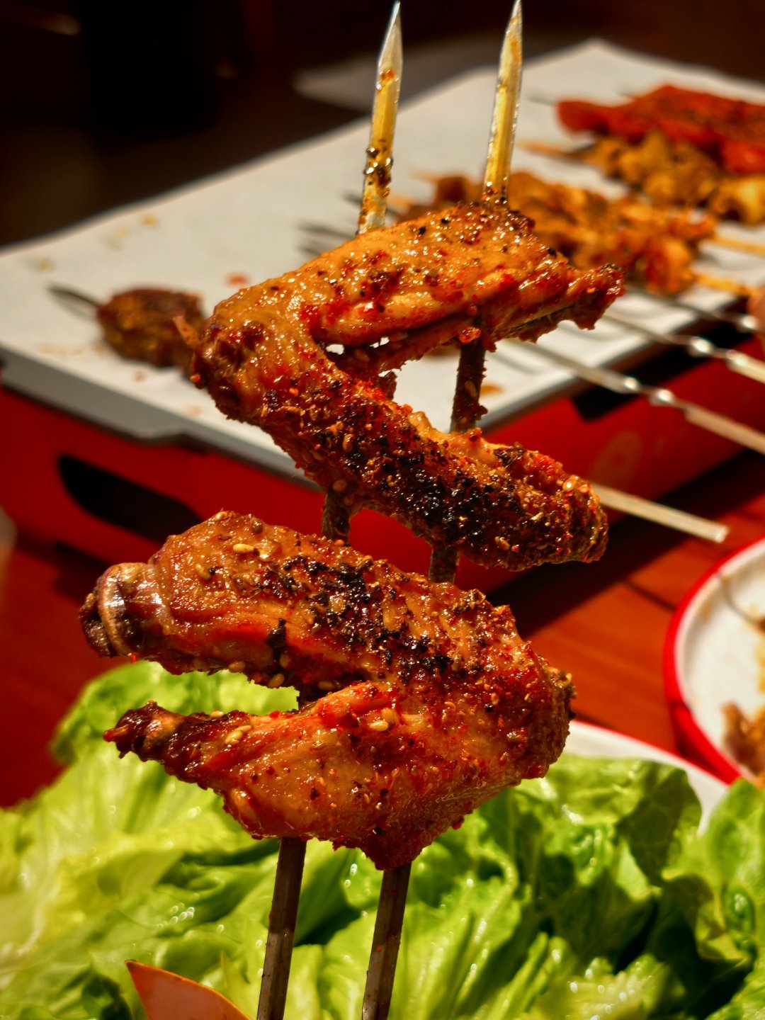 有没有跟我一样，喜欢吃剪开的鸡翅？吃这么多年烧烤，真的很少遇到这种剪开的鸡翅。太