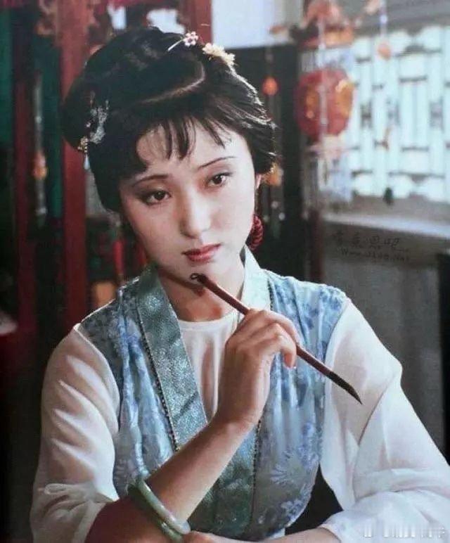 都道是金玉良缘，俺只念木石前盟。空对着，山中高士晶莹雪；终不忘，世外仙姝寂寞林。