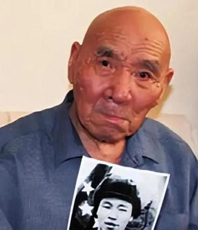 1953年，毛主席见到志愿军“打坦克英雄”苏吊蛋后，觉得这个名字实在不雅，便笑着