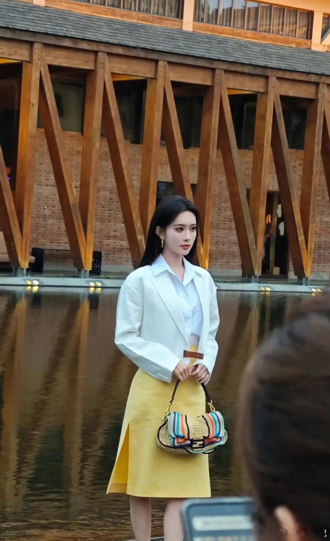 怎么感觉孟子义拍照有点儿生硬啊