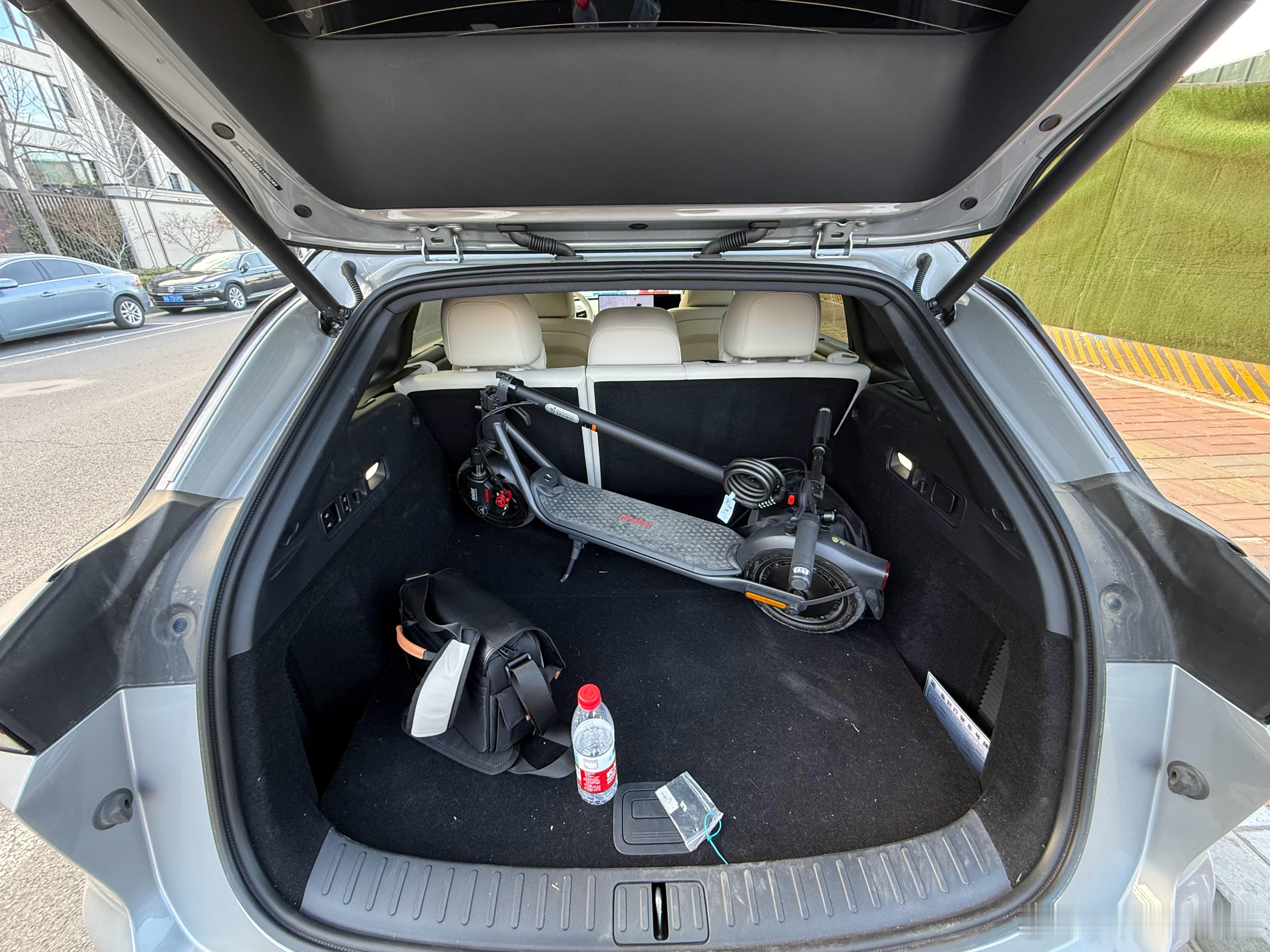 五米级别五座中大型SUV的统一特点就是后备箱都特别大，装个大的滑板车还有很多的空