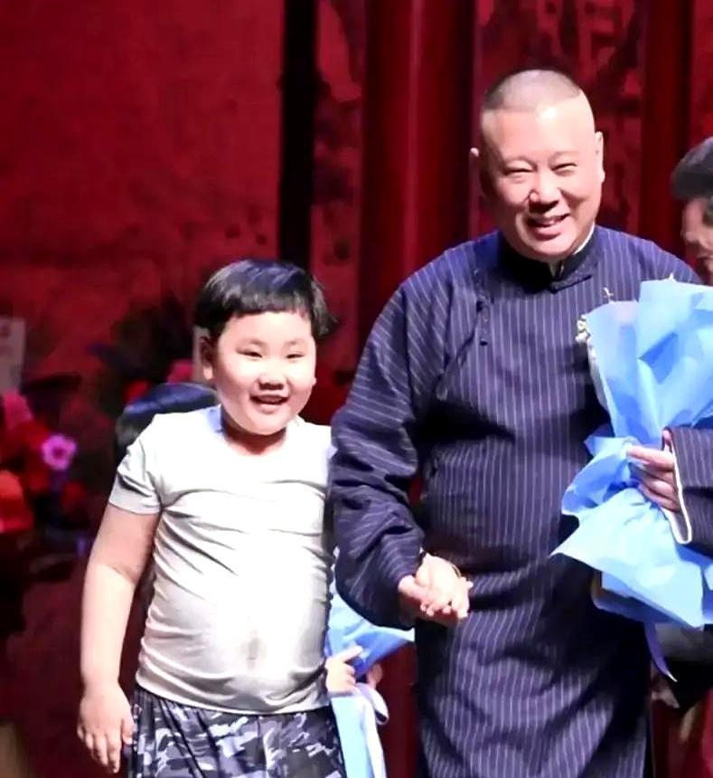 两个儿子，一个像被虐待，一个像被宠坏。郭麒麟15岁被扔到台上，灯光一砸脸就忘词