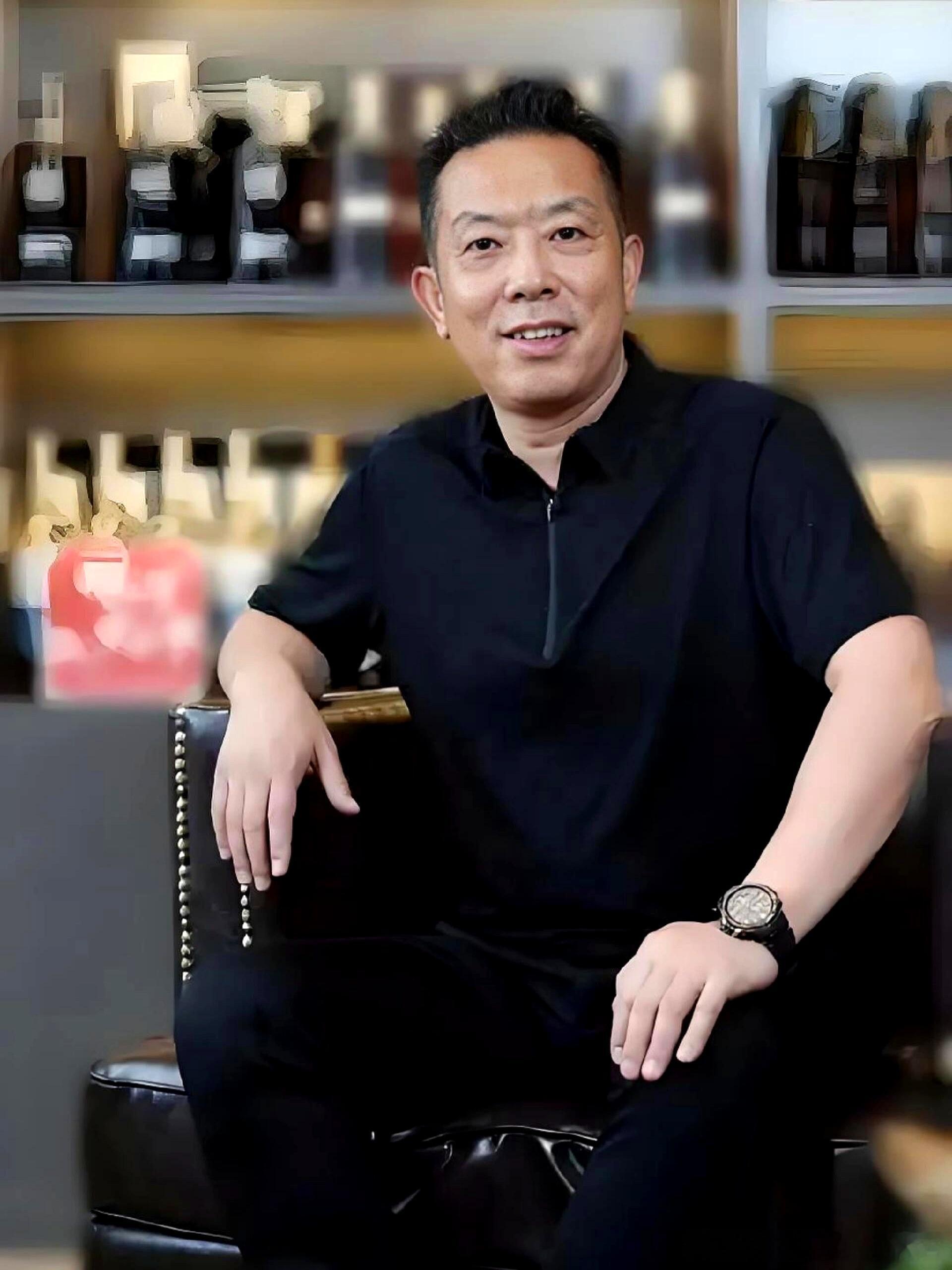 西贝预制菜风波100天后贾国龙现状冬至，夜最长的一天。西贝创始人贾国龙在沉默一