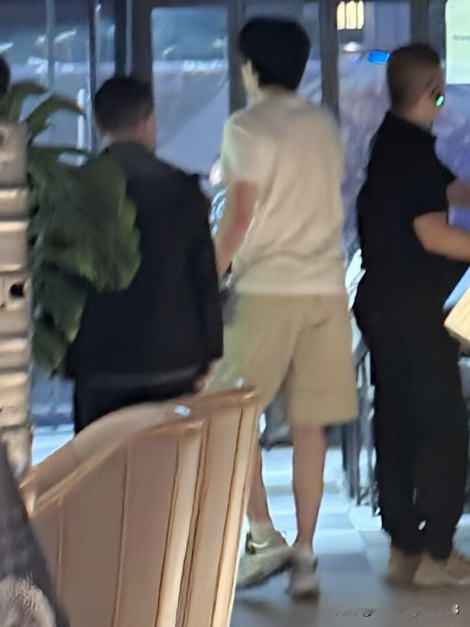 王楚钦和龙队，还有男队一起聚餐。伦敦世乒赛男团打了一场很漂亮的仗，经过近一个