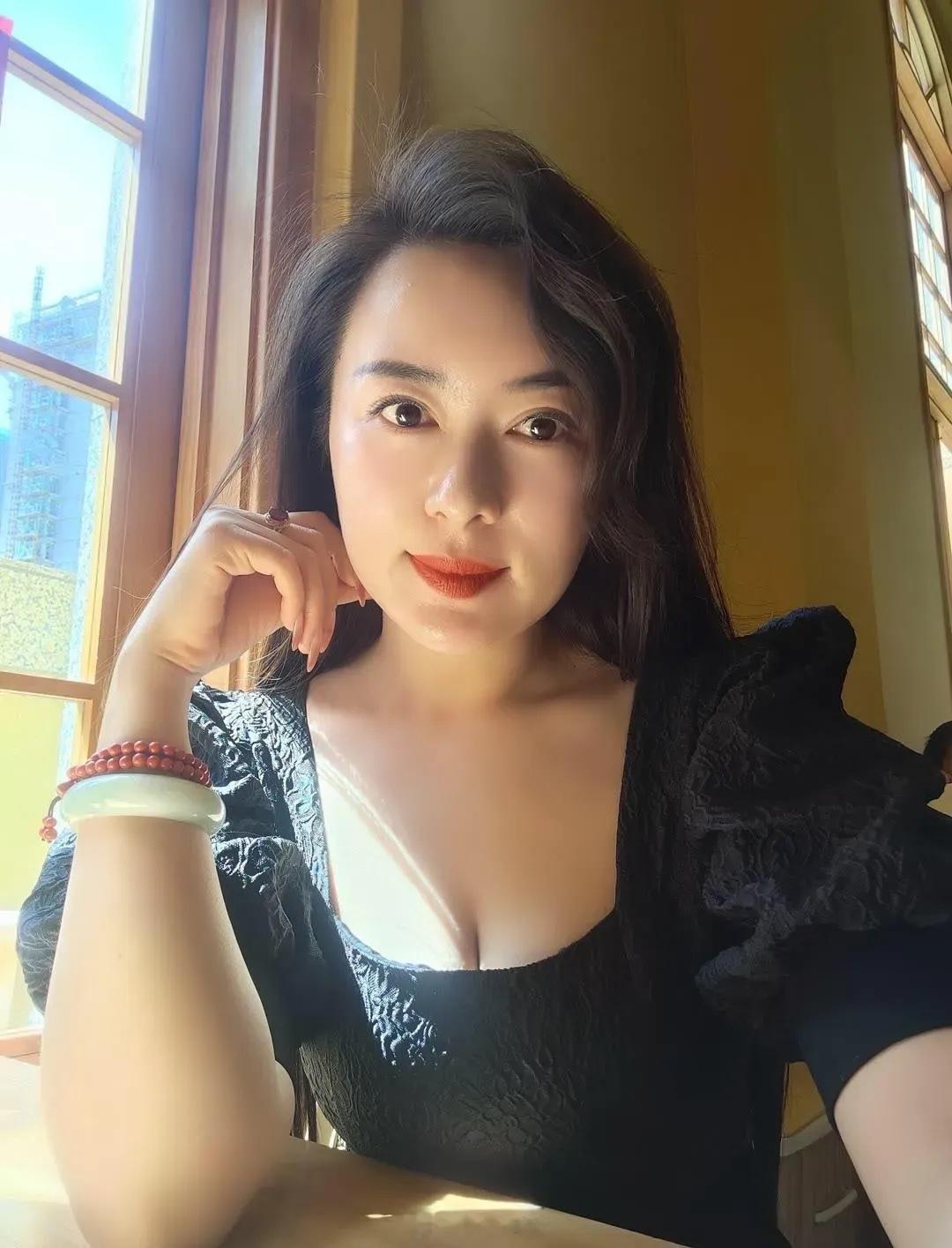 有我这样的老婆你会几点睡觉呀？1.第一条：房事绝对配合你，用最温柔的回应点