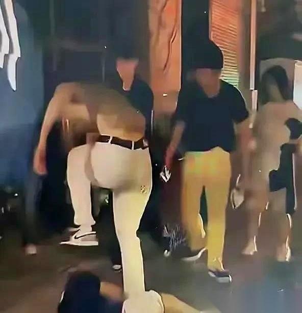 “你排队！”徐州苏宁广场，奶茶店长队里，一个女孩的声音不高，但很清楚。她指了指