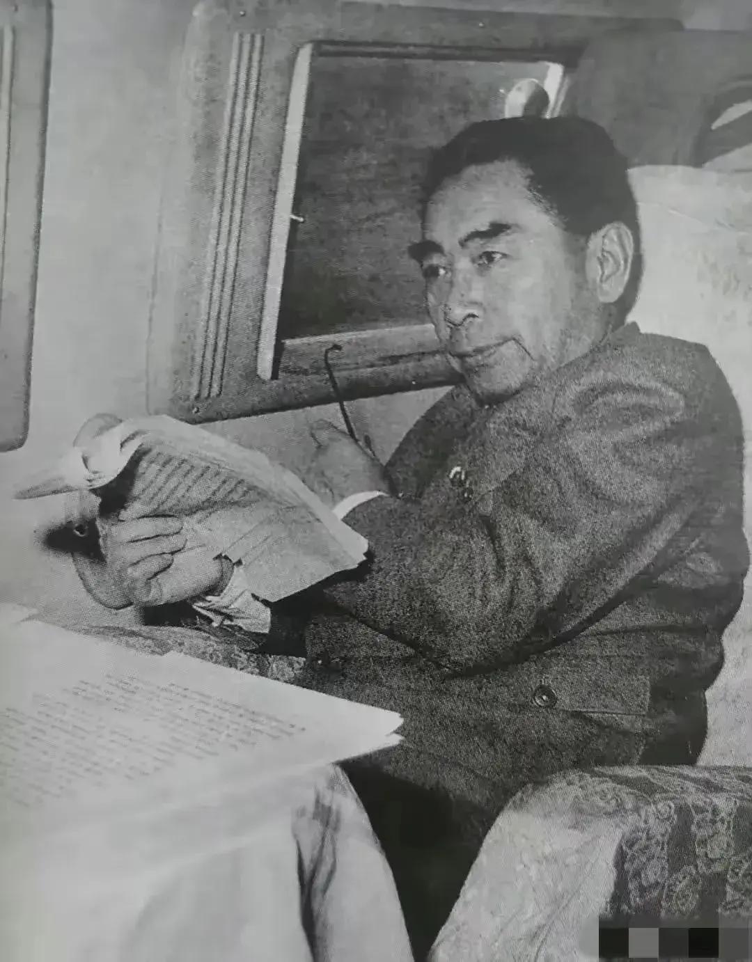 1954年7月下旬，日内瓦会议结束，周总理在回国途中，顺道访问了民主德国、波兰。