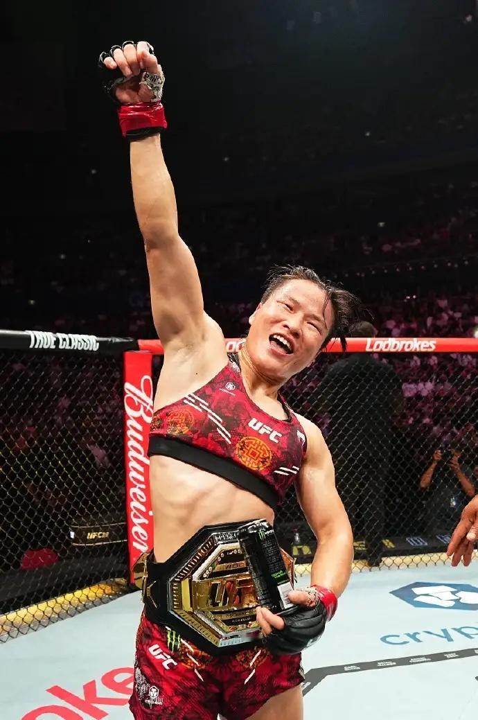 这才是中国力量！张伟丽输比赛却赢尽体面，一句话看哭无数人UFC322女子蝇量级冠