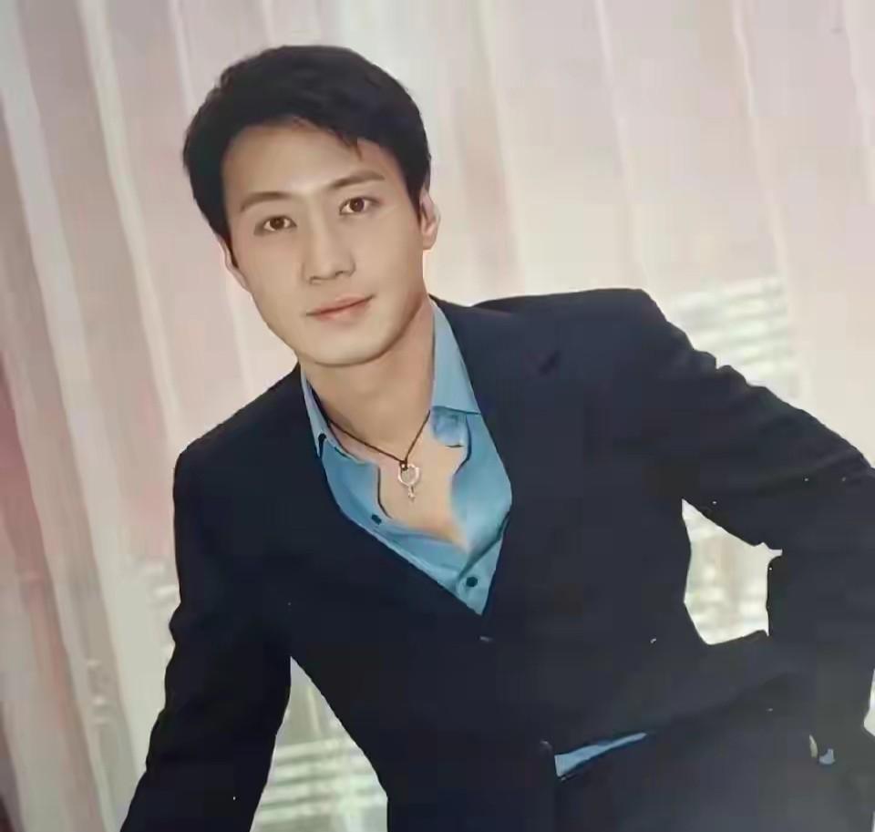 主持人问黎明:“你认为你身上的哪部分让你感到最满意？”黎明说:“我对自己整个人都