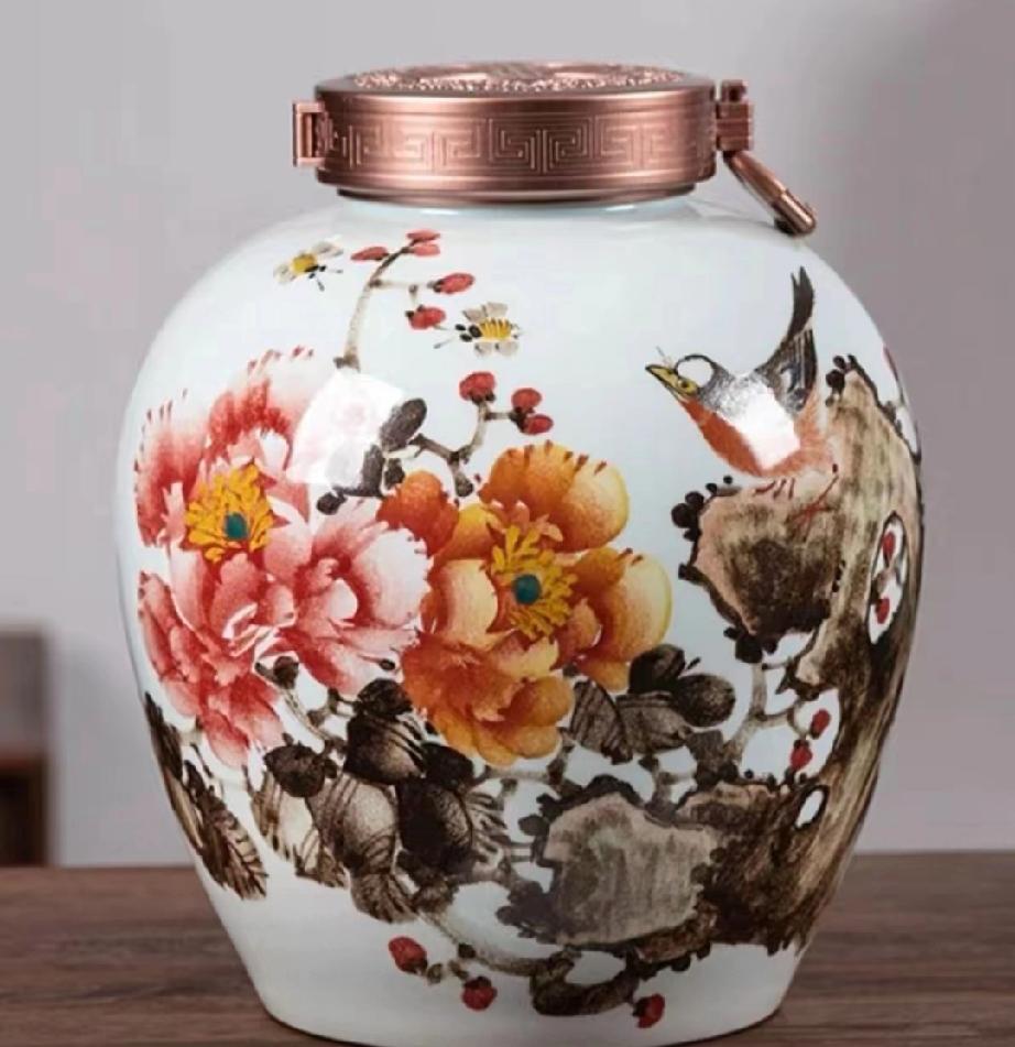 现在流行茶叶罐装骨灰？”一位在殡仪馆专门售卖骨灰盒的商家吐槽说：“现在的年轻人，