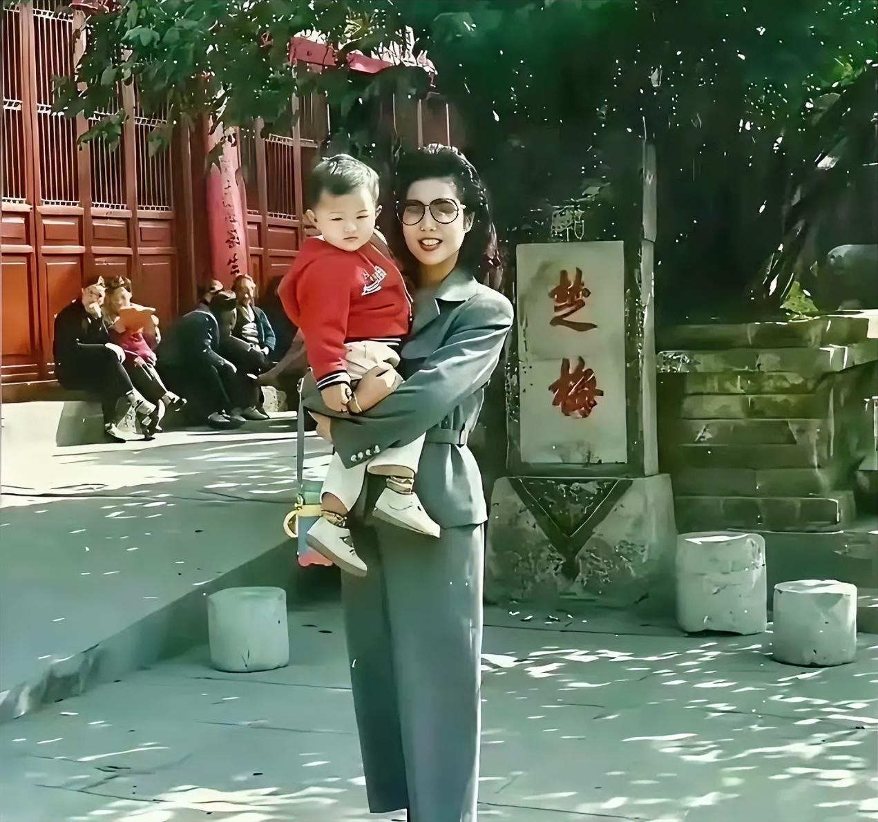 1997年，梦鸽和儿子李天一。不懂就问，李天一坐牢出来了，他受到了相应的惩罚，