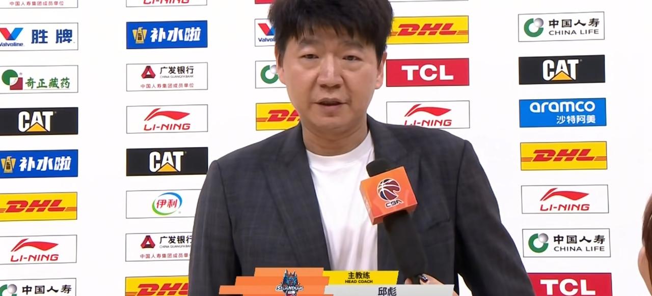 贺希宁缺赛，山东队取胜。4月19日晚这场山东103：95深圳的比赛太精彩了！这