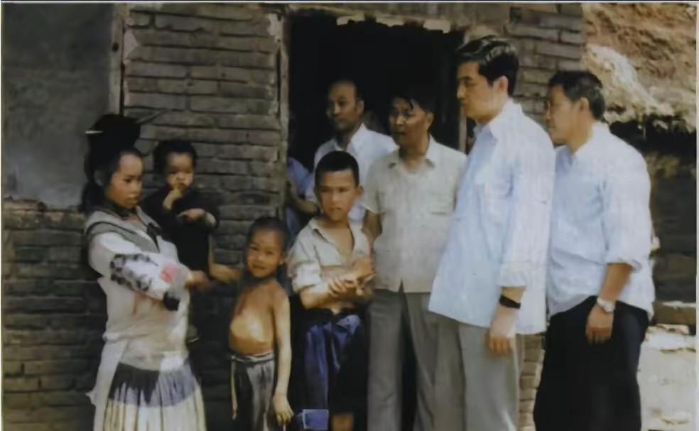 1985年7月26日，时任贵州省委书记在赫章县考察当时，改革开放不久，这里并不