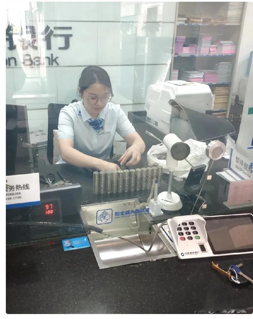 我舅妈在建行待了8年，她昨天反复叮嘱我：现在这局势，哪怕再有钱也别碰黄金。