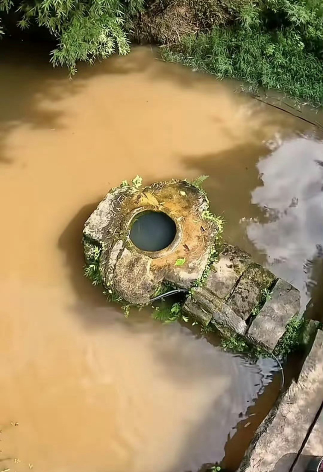 “井水不犯河水”，此刻具象化了！