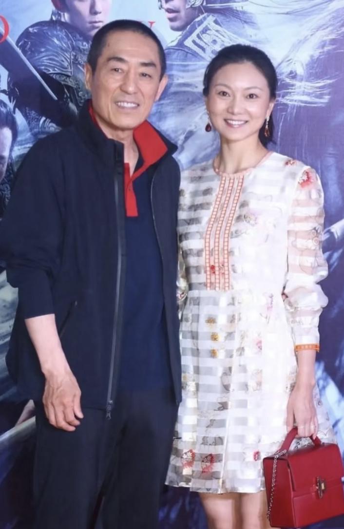 张艺谋与陈婷：跨越年龄的爱与坚守在娱乐圈，轰轰烈烈的爱情常有，能相守一生的却