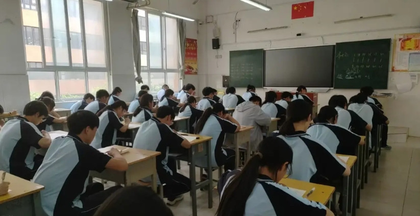 高中对于普通孩子而言，高考能考到500分，在普通高中就不错了！高考满分是750