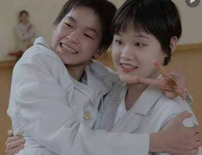 #张家齐原生家庭缺失但贵人不断#经纪人Alice以前是体育记者，提前对接了上海好几家电商团队。张家齐