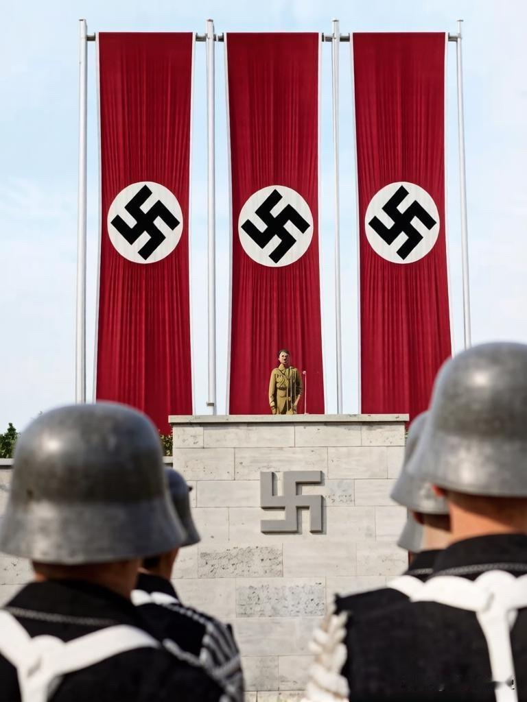 纽伦堡集会，这一场景具有强烈的历史象征意义和政治宣传色彩。头戴钢盔、身着制服的士