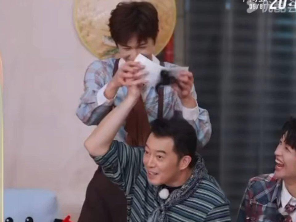 李昀锐就这么小心翼翼的闯祸了李昀锐又闯祸了少年温柔又腼腆，偏偏擅长小心翼翼闯祸。