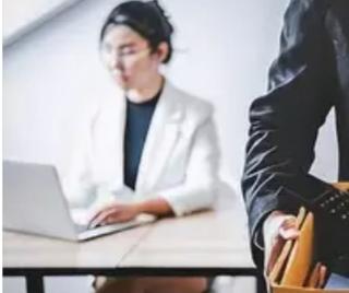 年关将至，本是打工人盼着年终奖回血过年的日子，这则消息却狠狠戳中了无数职场人的痛