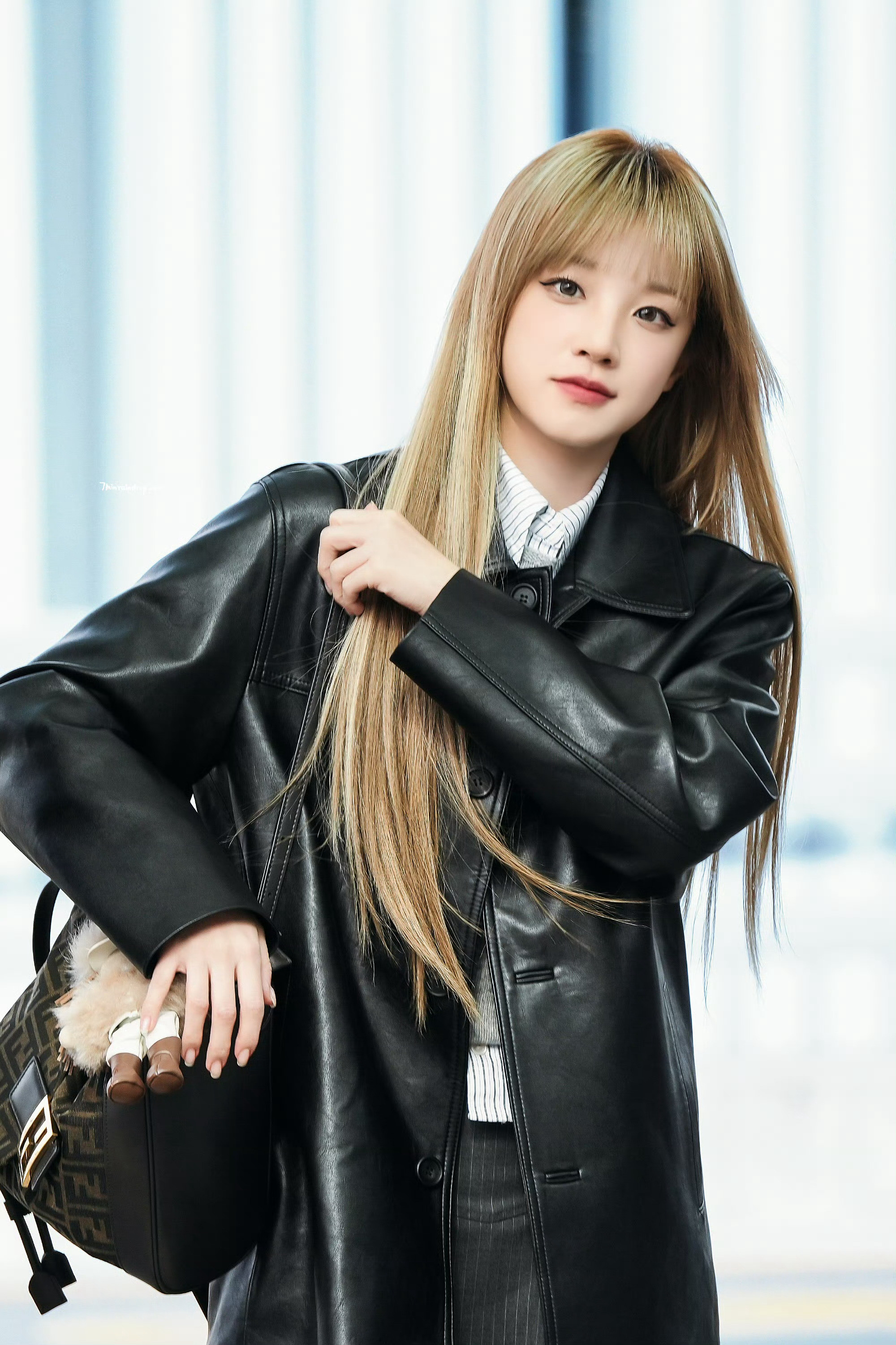 宋雨琦金发皮衣宋雨琦今日份机场美爆了！金发+黑皮衣又姐又妹好绝​