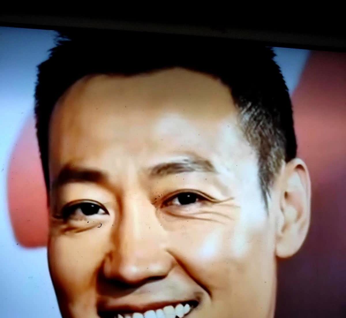 一周了，哭够了，眼干了真走了。大伙儿都说辛柏青瘦得脱了相，可谁劝都没用啊