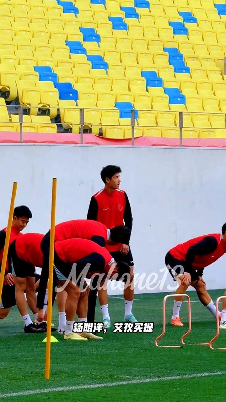 换掉功勋主帅，让本土前锋接过队长袖标。第一排索罗金落位，第二排罗慕洛压阵，