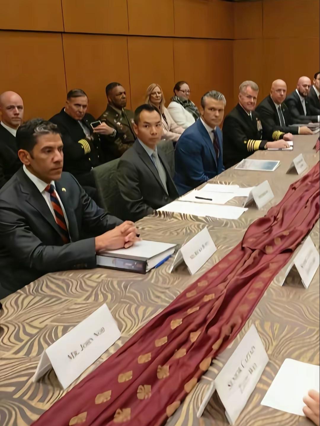 中美两军会谈看看这画面，高下立判。攻守异形了，强大才是硬道理。没有强大的国防，就