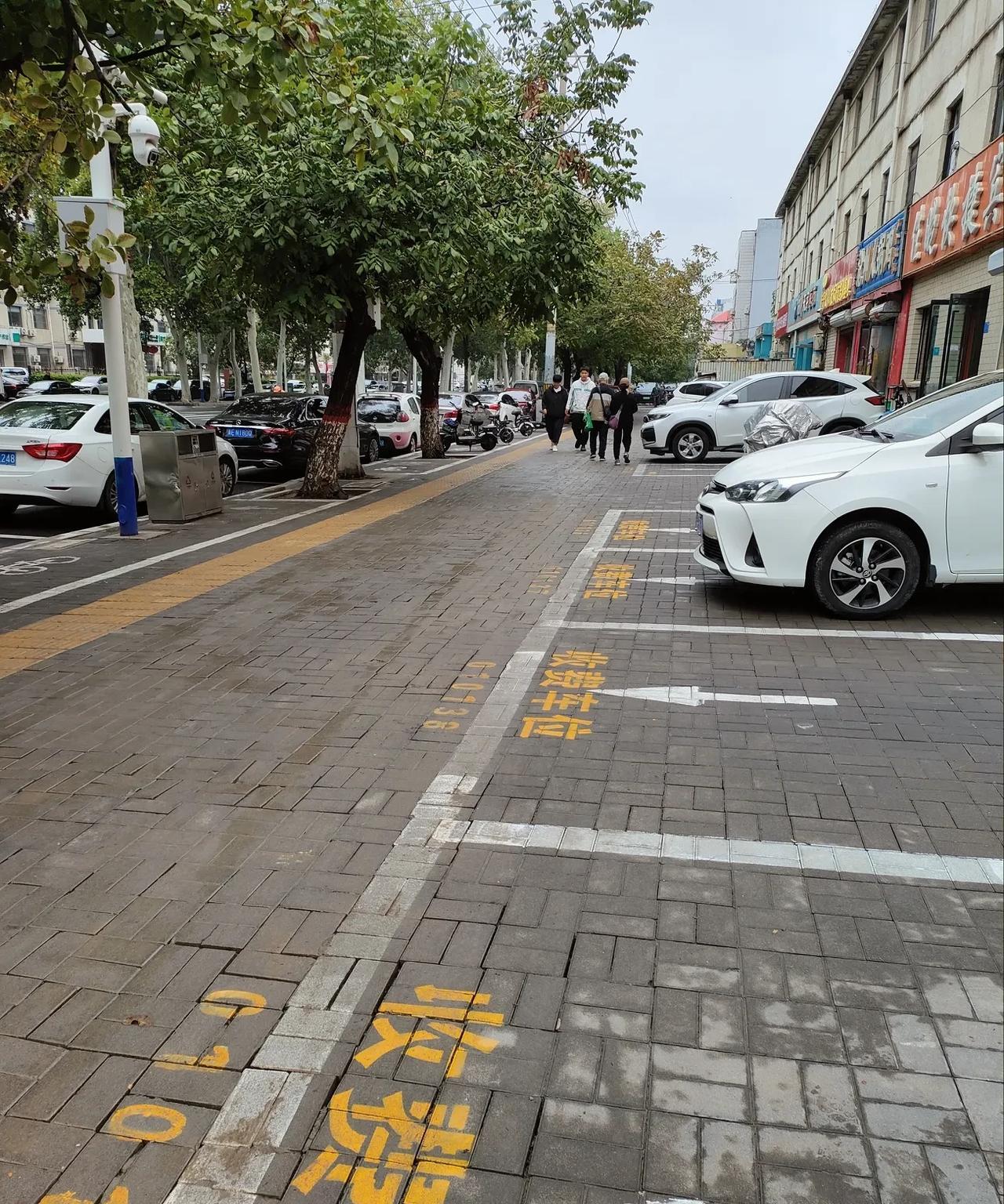 我发现，自从门市前边的空地都画成了收费的停车场之后，路边停的车越来越多了了，以至