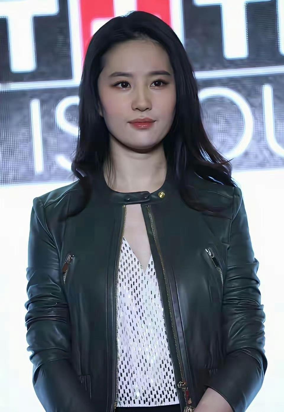 你看刘亦菲，这次整了个小香风皮夹克的造型，优雅和酷飒的感觉一下子就融合到一起了，