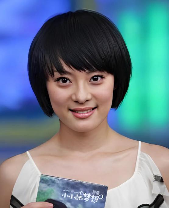 一次，主持人问孙俪：“你现在那么有钱了，为什么你的父亲还住在贫民窟，怎么不给父亲