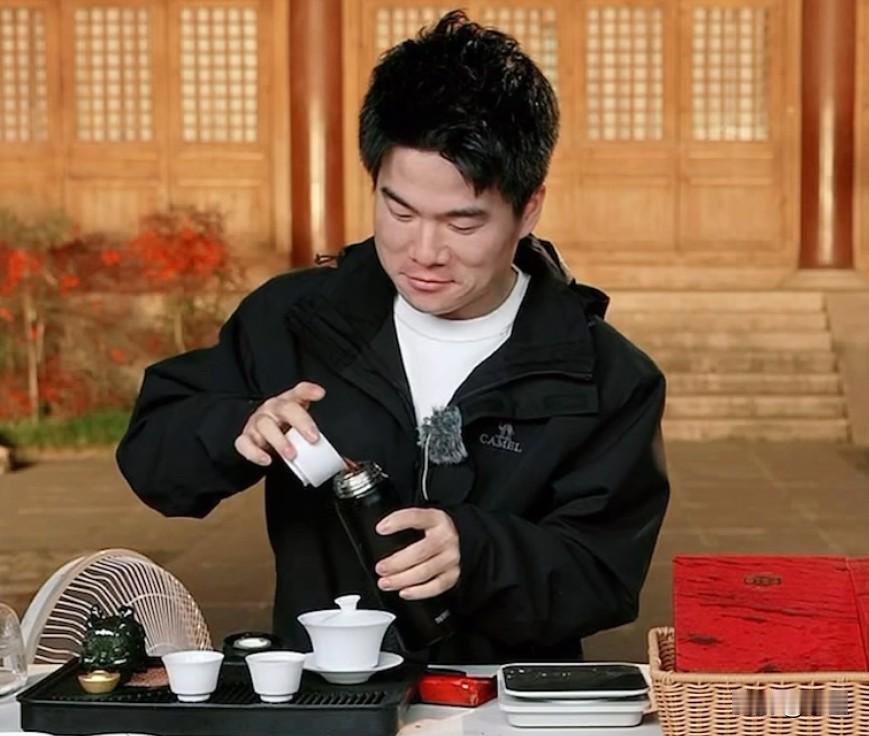 董宇辉这抠搜劲儿是改不掉了福建朋友不让他喝第一遍茶水说那是洗茶的，他