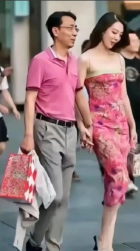 一条裙子，两条命。三年过去了，成都太古里牵手门男女主角，现状差距太现实。2023年6月7日，高考第一