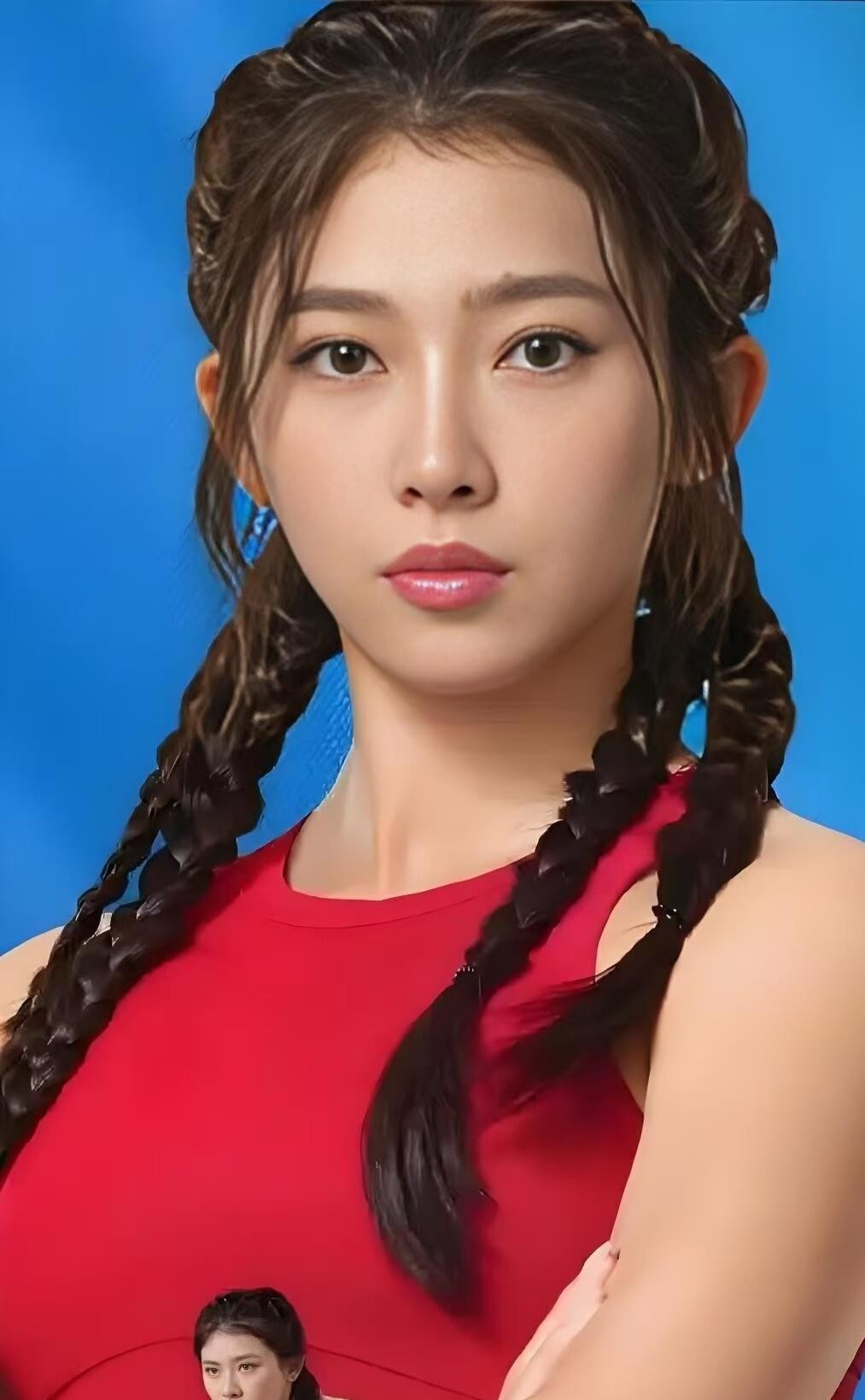 吴艳妮带着一身伤站上了名古屋的起跑线，这是她时隔三年再次踏上亚运赛道，上一次在杭州抢跑被罚下，哭着道