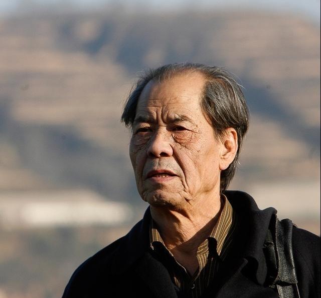 1997年，陈忠实当选作协主席后，去省里开会，一个官员傲慢地问：“陈主席啊，怎么