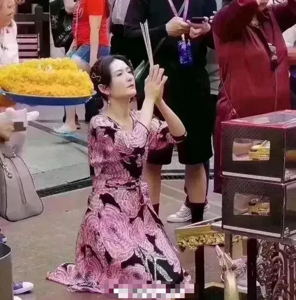 夫妻俩身价早就过亿了吧，她到底还缺什么，还在求什么呀？