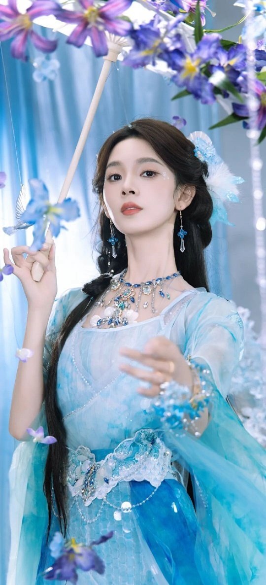 姜珮瑶一秒认出陈瑶，看图秒认陈瑶，还熟知角色与二创，瑶字辈双向欣赏。演员之间最珍