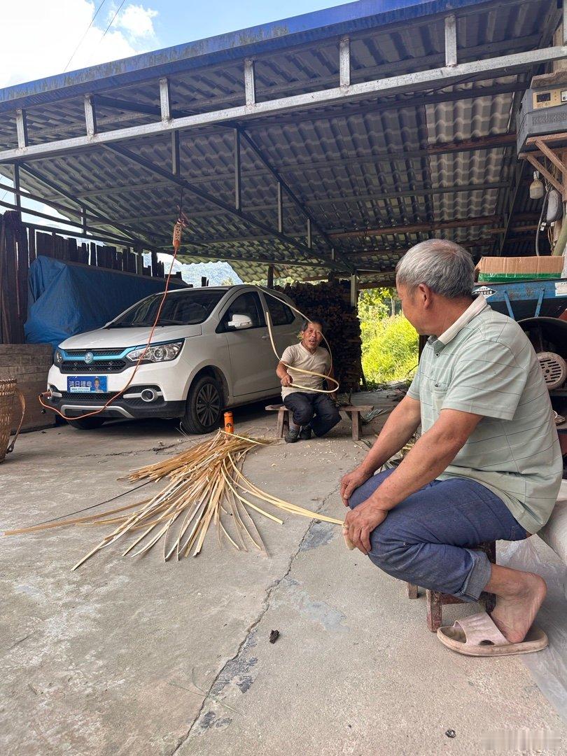 在陕西汉中山野间自驾，看到公路边有座小桥，我顺便就拐了过去，过桥后是条山路，但铺