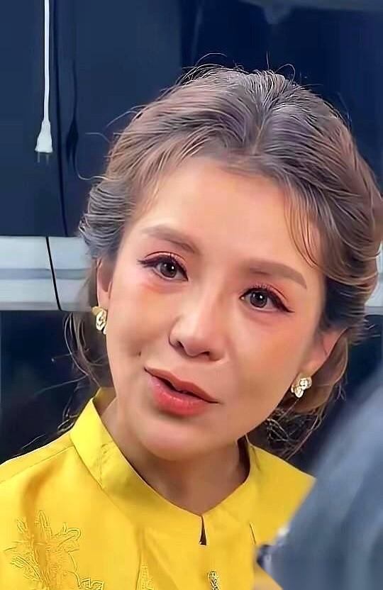 看到朱迅的第一眼，不是她说了什么，而是她头上的几根白头发。说真的，心里咯噔了一