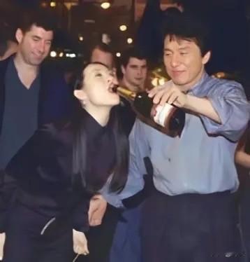 这大概是章子怡最想要删除的一张照片了吧！这还是在2001年的时候，那个时候章子怡才21岁，还不是&3