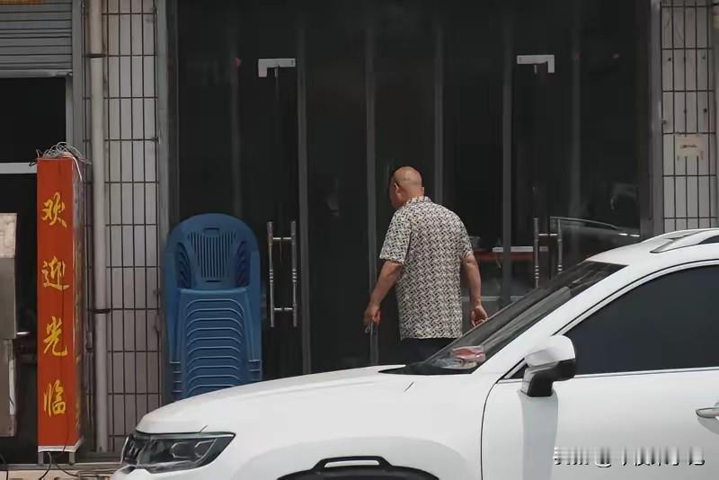 丈夫嫌妻子不肯帮小叔子还房贷，以离婚相逼，妻子爽快答应。离婚那天，民政局门口